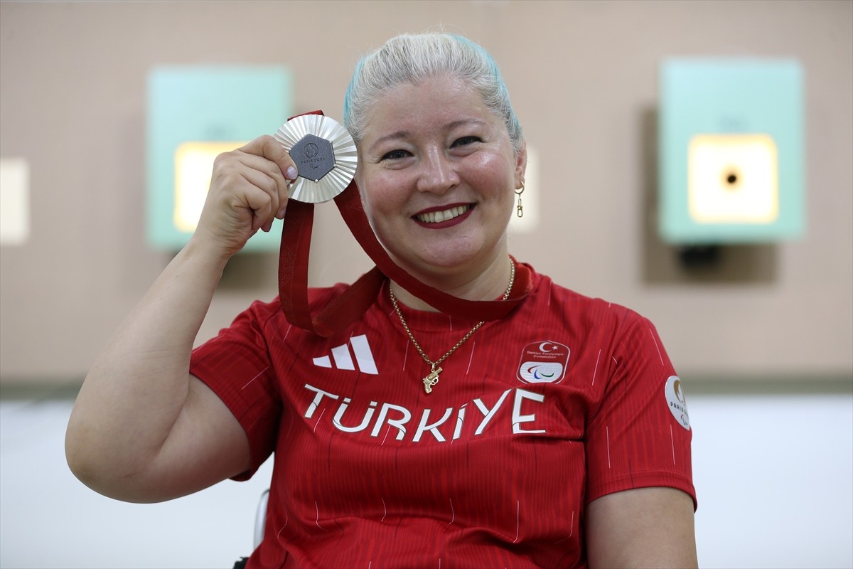 Paris 2024 Paralimpik Oyunları'nda atıcılıkta gümüş madalya kazanan milli sporcu Aysel Özgan, elde...