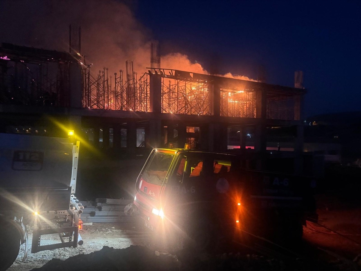 Şırnak'ta yapımı süren hastane inşaatının 3'üncü katında çıkan yangın söndürüldü.