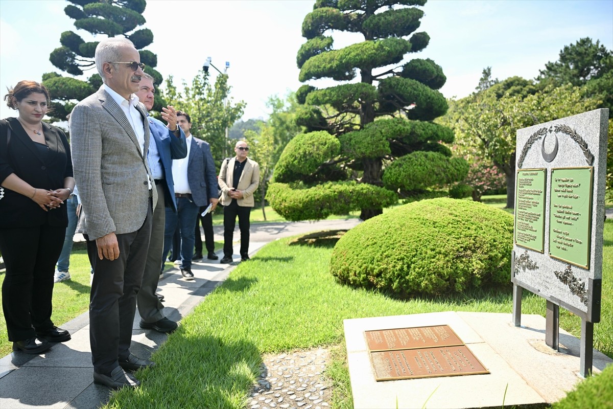 Ulaştırma ve Altyapı Bakanı Abdulkadir Uraloğlu, Kore Savaşı'nda şehit düşen 989 Türk askerinden...