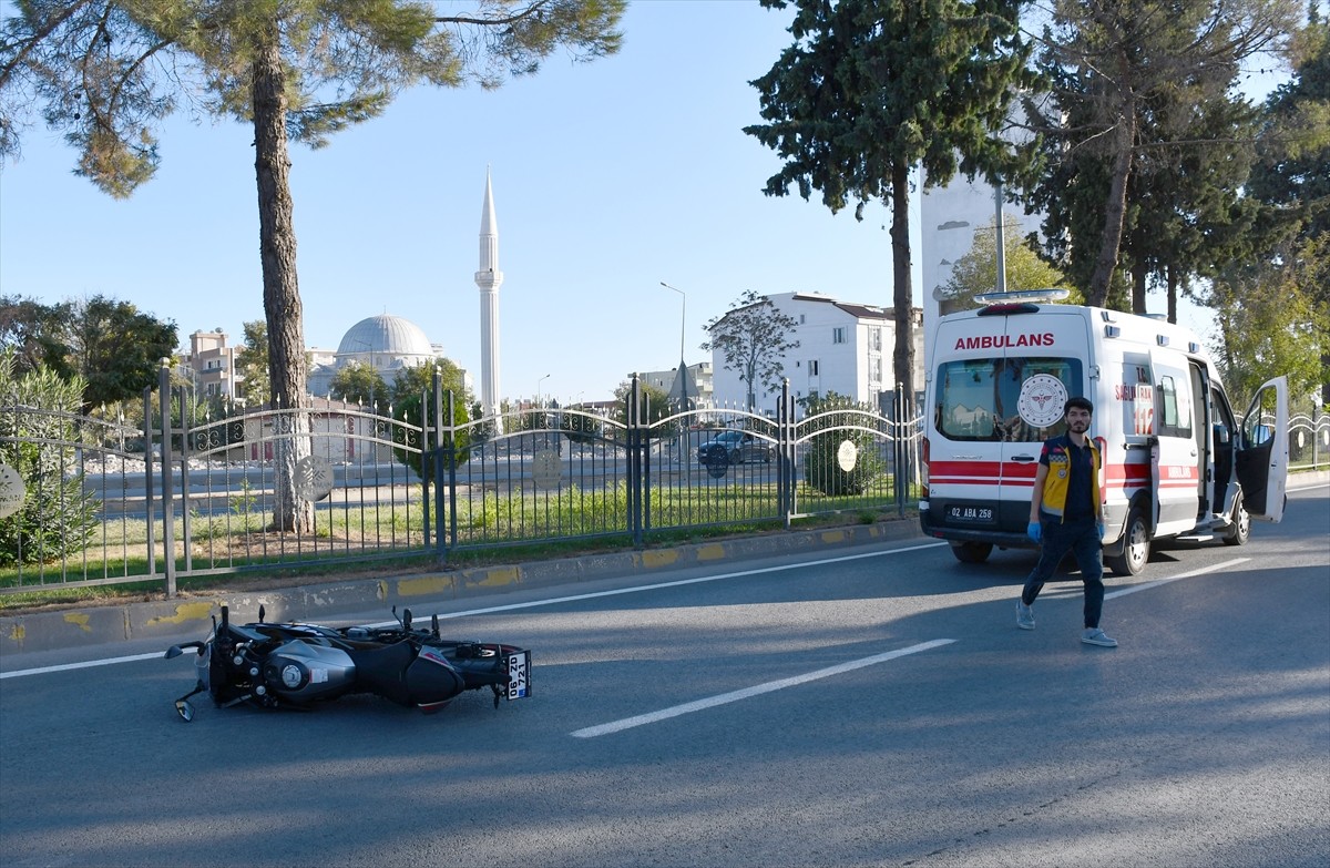 Adıyaman'da iki trafik kazasında 4 kişi yaralandı. Olay yerine sağlık ekipleri sevk edildi.