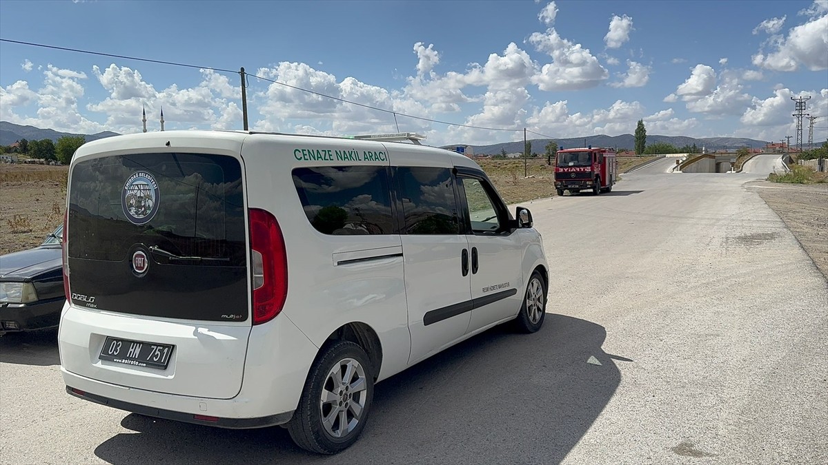 Afyonkarahisar'ın Emirdağ ilçesinde bir kişi, otomobilin içinde başından silahla vurulmuş halde...