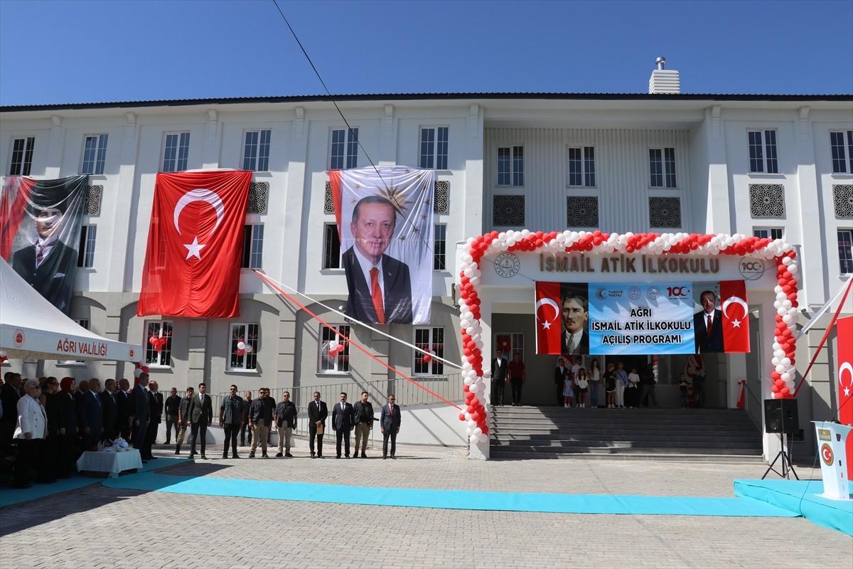 Ağrılı hayırsever ailenin, evlerinin bahçesine babaları adına yaptırdığı 16 derslikli ilkokul...