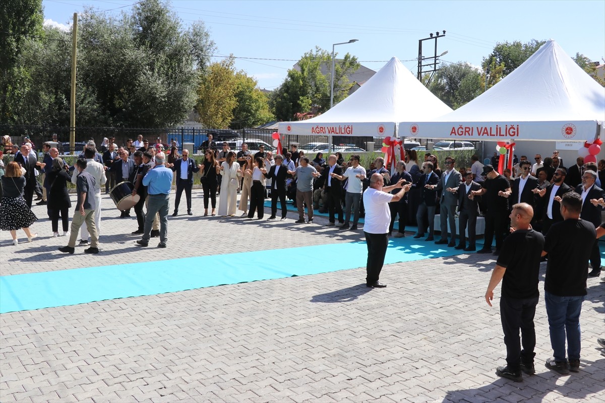 Ağrılı hayırsever ailenin, evlerinin bahçesine babaları adına yaptırdığı 16 derslikli ilkokul...