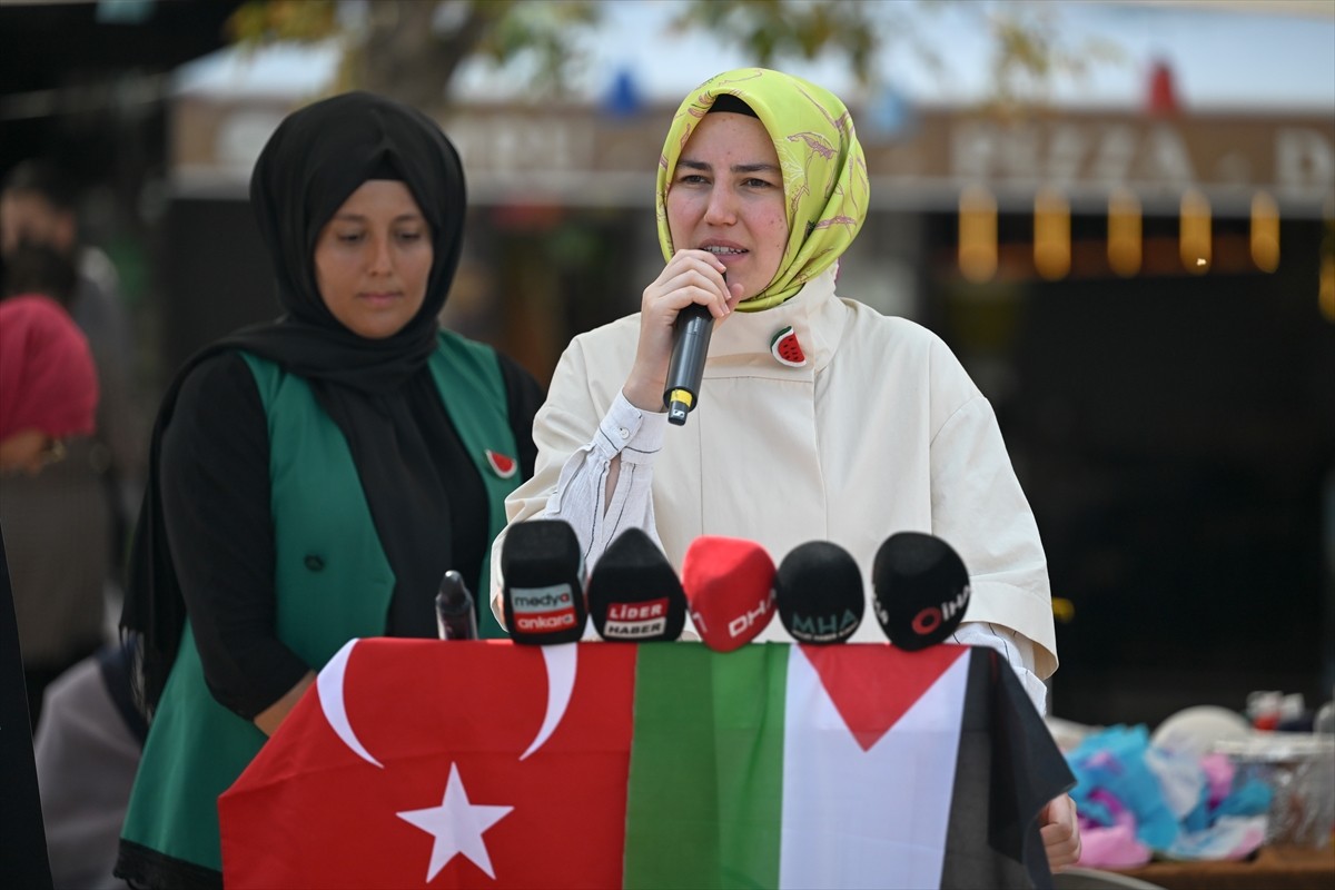 AK Parti Altındağ İlçe Kadın Kolları Başkanlığınca Filistin yararına Hamamönü Saat Kulesi önünde...