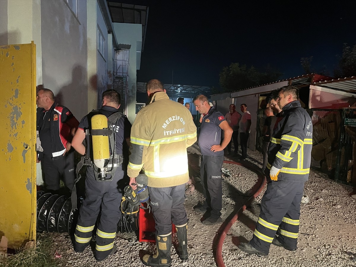 Amasya’nın Merzifon ilçesindeki bir fabrikada çıkan yangın itfaiye ekiplerinin müdahalesiyle...