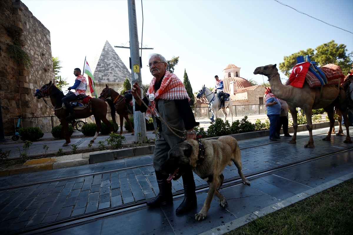 Antalya'da bu yıl üçüncüsü gerçekleştirilen Uluslararası Yörük Türkmen Festivali kapsamında...