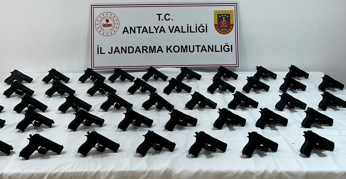 Antalya'nın Serik ilçesinde düzenlenen silah kaçakçılığı operasyonunda gözaltına alınan 1 kişi...