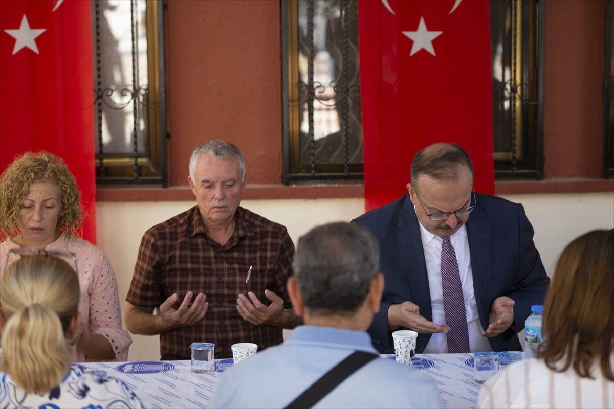 Aydın Valisi Yakup Canbolat (sol 2), işgal altındaki Batı Şeria'da İsrail askerlerince öldürülen...