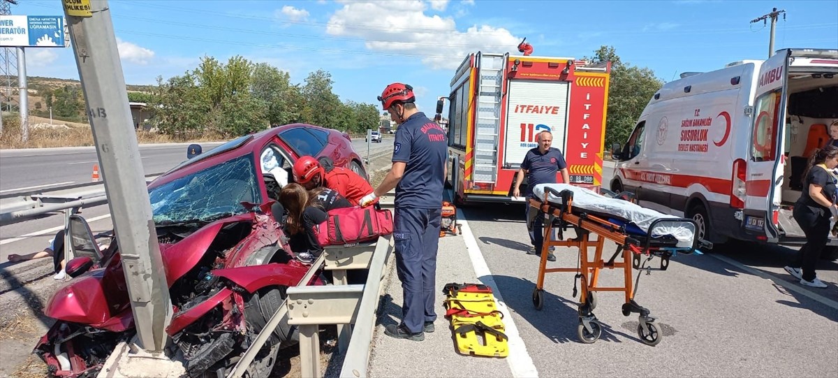 Balıkesir'in Susurluk ilçesinde bariyeri aşıp refüjdeki aydınlatma direğine çarpan otomobildeki 1...