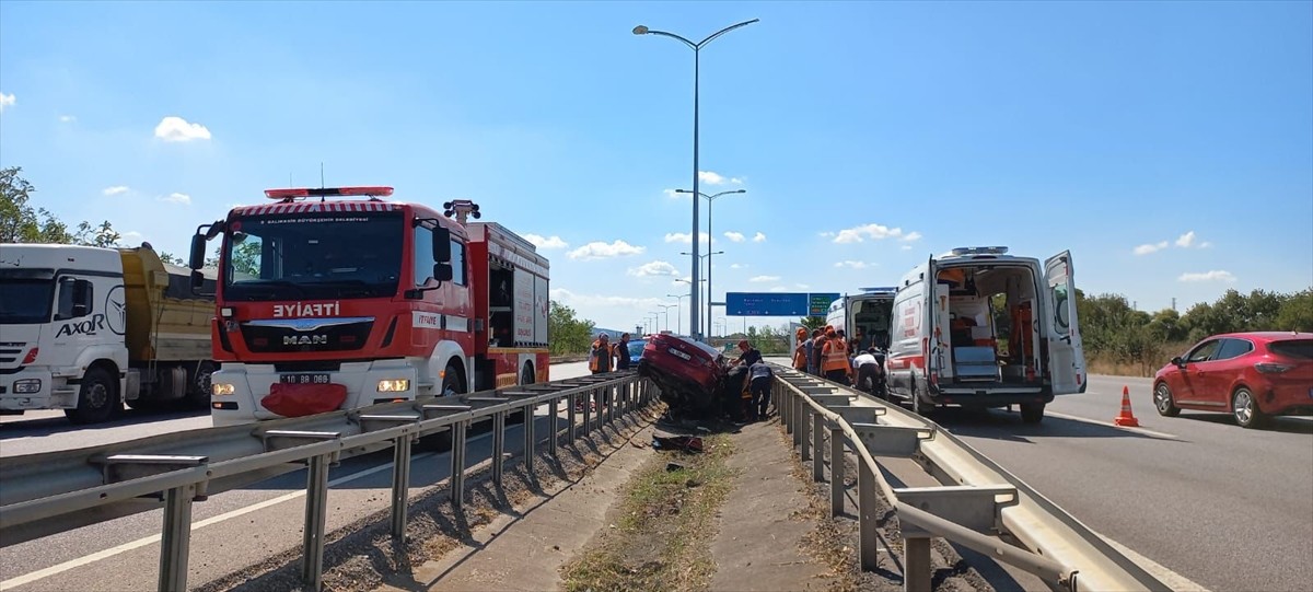 Balıkesir'in Susurluk ilçesinde bariyeri aşıp refüjdeki aydınlatma direğine çarpan otomobildeki 1...