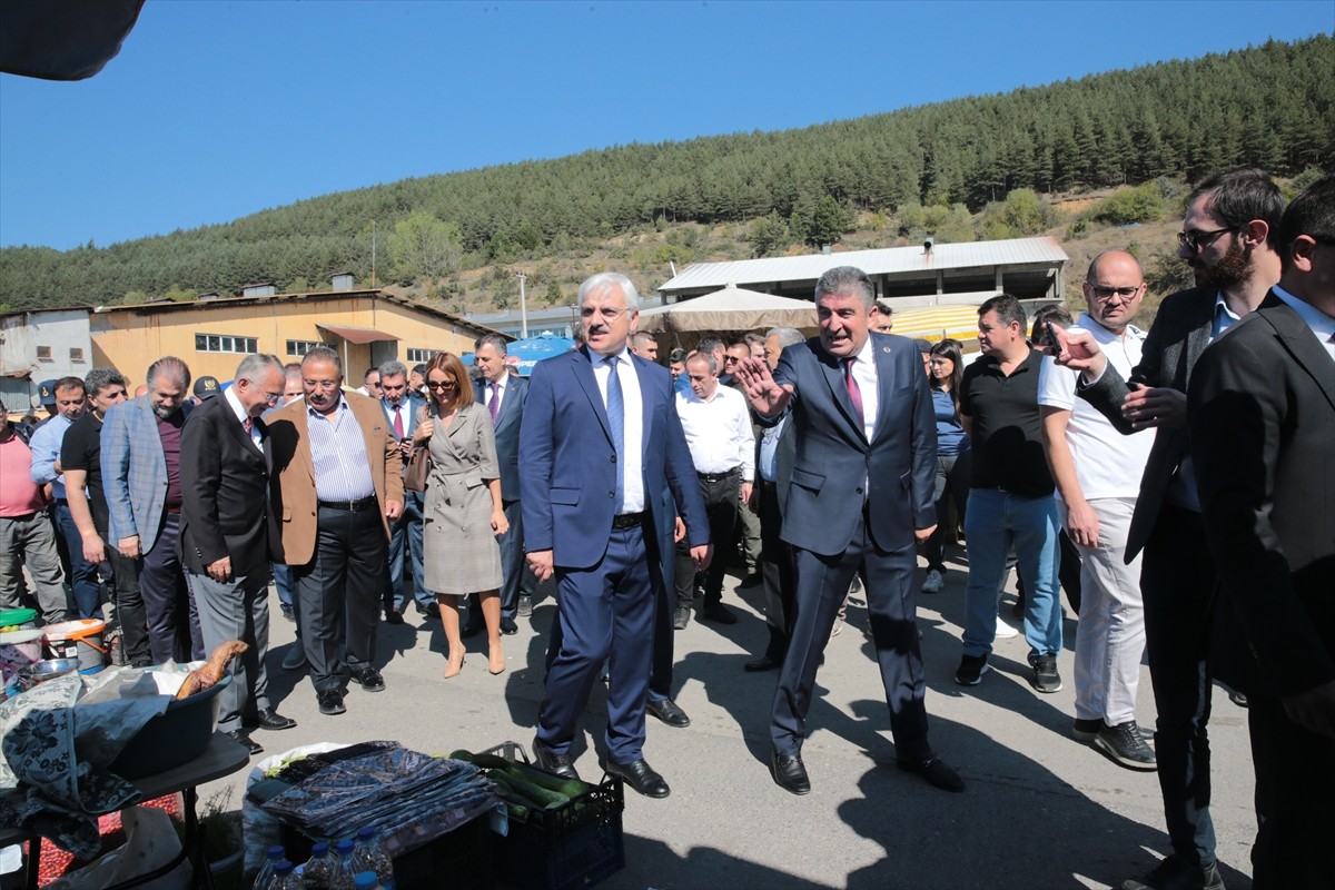 Bolu'nun Gerede ilçesinde Geleneksel Gerede Hayvan ve Emtia Panayırı açıldı. Açılışa, Vali Erkan...