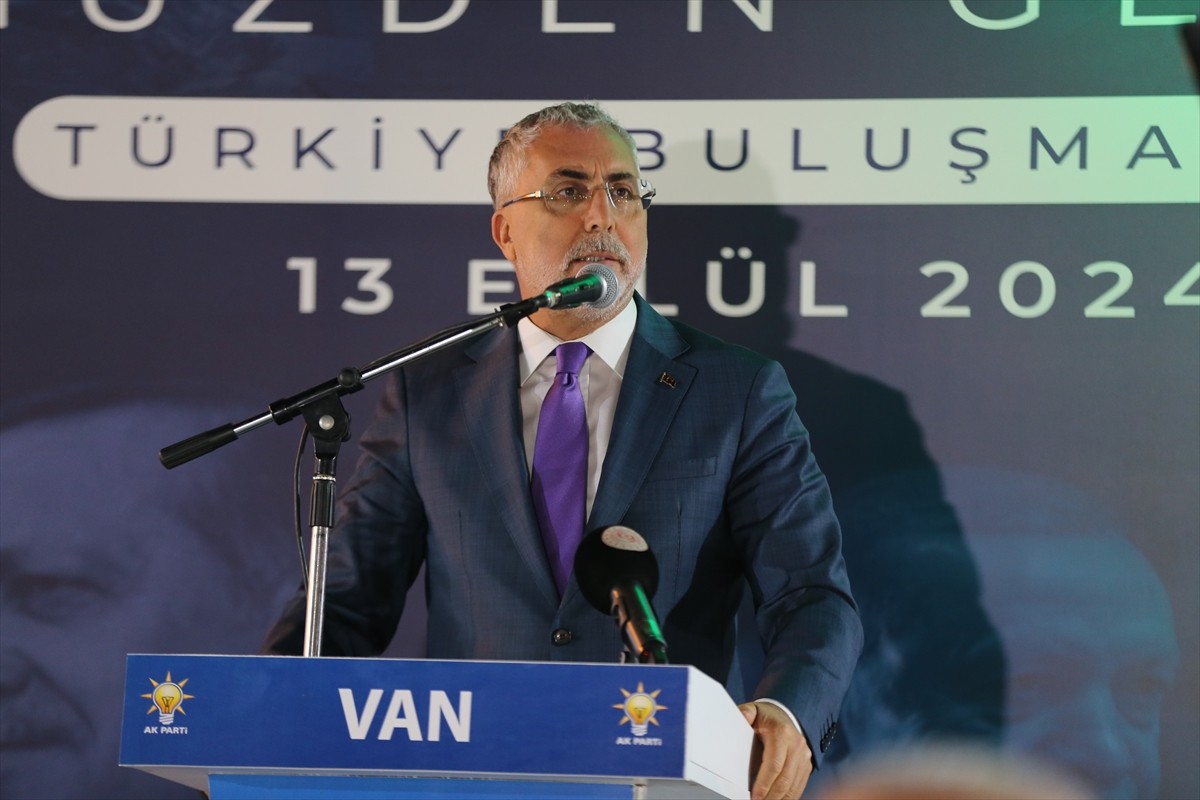 Çalışma ve Sosyal Güvenlik Bakanı Vedat Işıkhan, Van'ın Edremit ilçesinde düzenlenen "Üç Kademe...