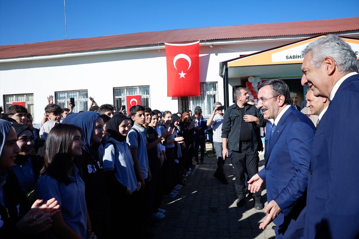 Cumhurbaşkanı Yardımcısı Cevdet Yılmaz, Bingöl'ün Solhan ilçesinde, "Sabiha Bahçıvan Fen...