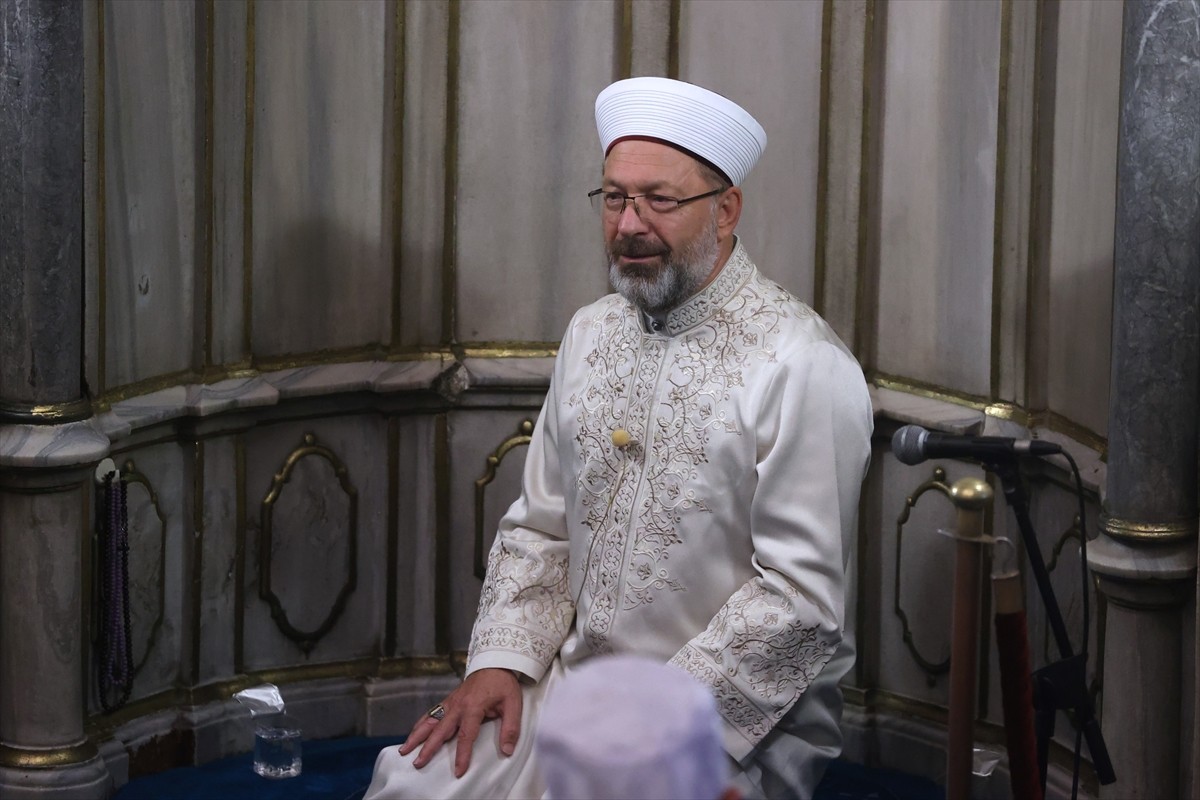 Diyanet İşleri Başkanı Ali Erbaş, Eyüp Sultan Camisi'nde sabah namazında vatandaşlarla bir araya...