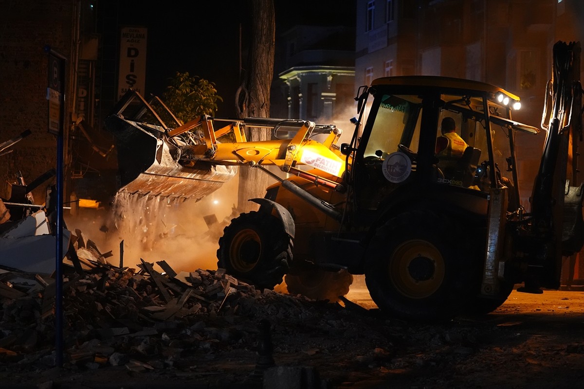 Fatih’te çökmesi sonucu 1 kişinin hafif yaralandığı 3 katlı metruk binada ekiplerin çalışması...