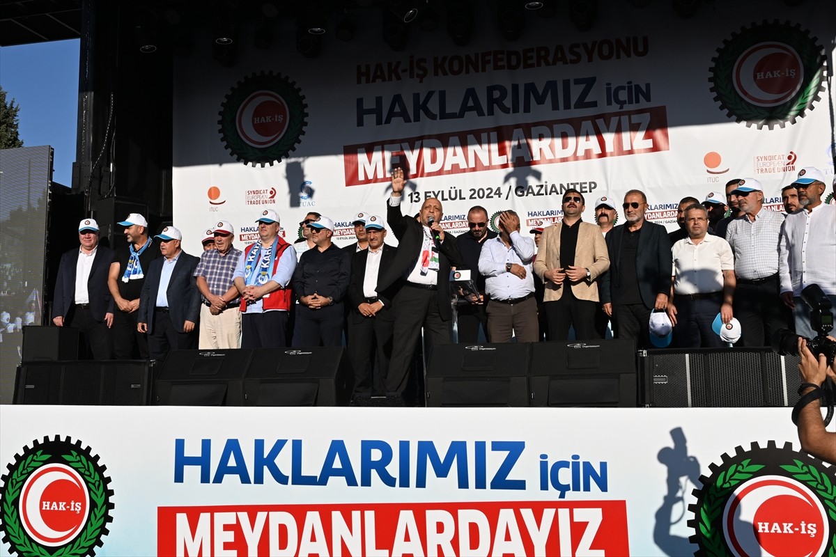 HAK-İŞ Genel Başkanı Mahmut Arslan, Gaziantep'teki İstasyon Meydanı'nda düzenlenen "Halklarımız...