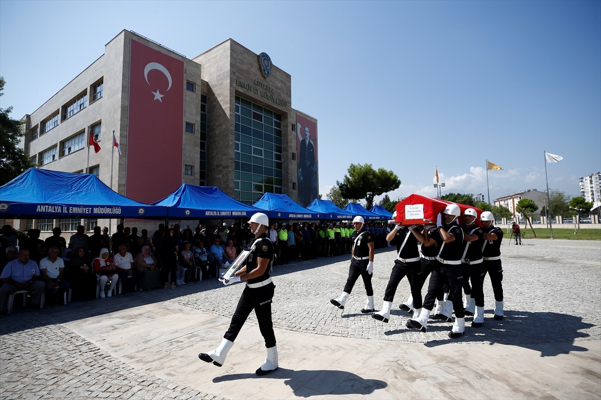 İstanbul'da dün trafik kazası sonucu hayatını kaybeden polis memuru İlçin Işık (49) Antalya'da...