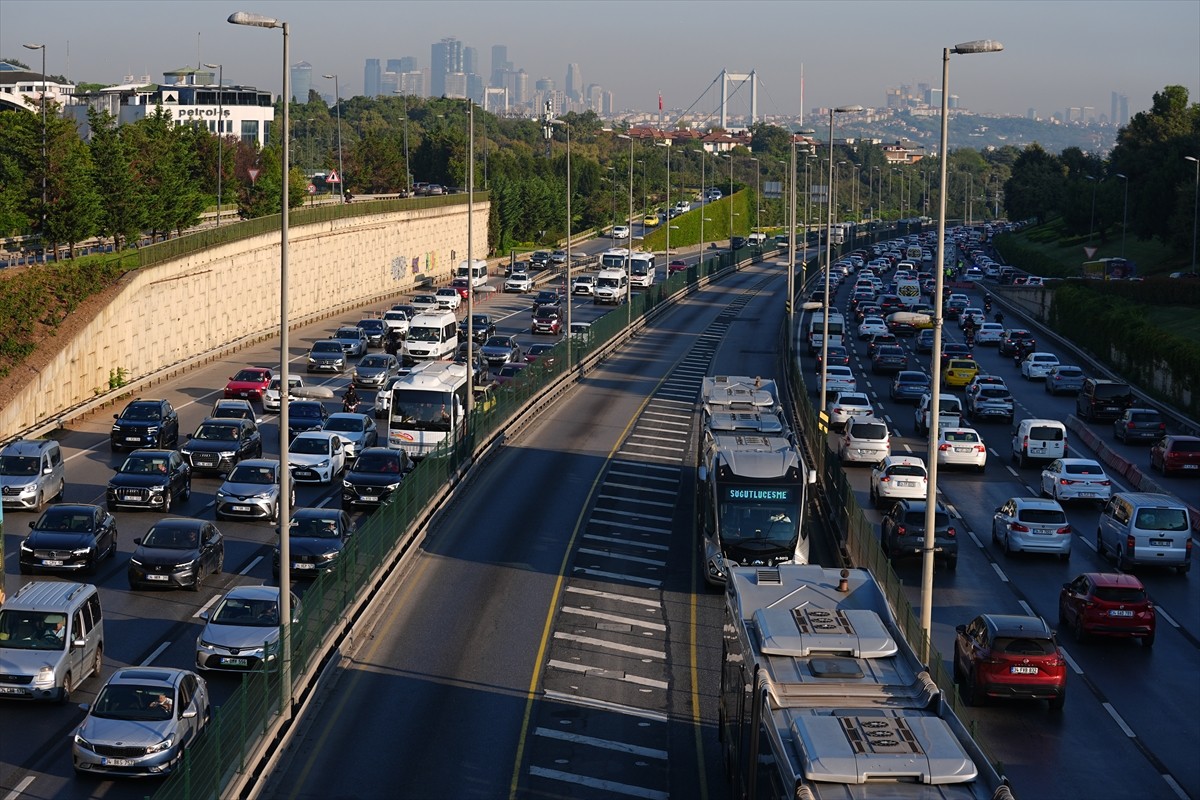 İstanbul'da haftanın son mesai gününde, sabah saatlerinde bazı bölgelerde trafik yoğunluğu oluştu....