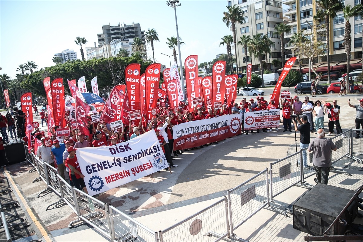 Mersin'de, "DİSK Çukurova Bölgesi Büyük İşçi Buluşması" düzenlendi. Çevre illerden gelen işçiler...