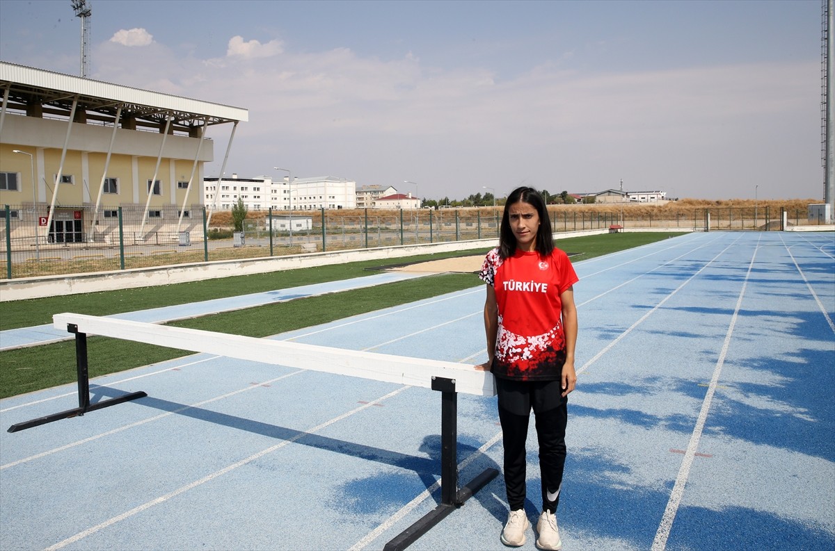 Muş'ta yaşayan Türkiye rekortmeni milli atlet Derya Kunur (fotoğrafta), katıldığı son yarışta yere...