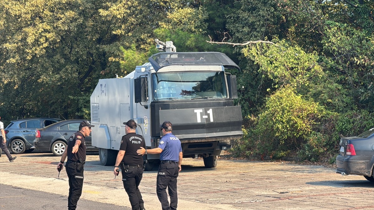 Ondokuz Mayıs Üniversitesi (OMÜ) kampüsündeki ormanlık alanda çıkan yangın söndürülmeye...