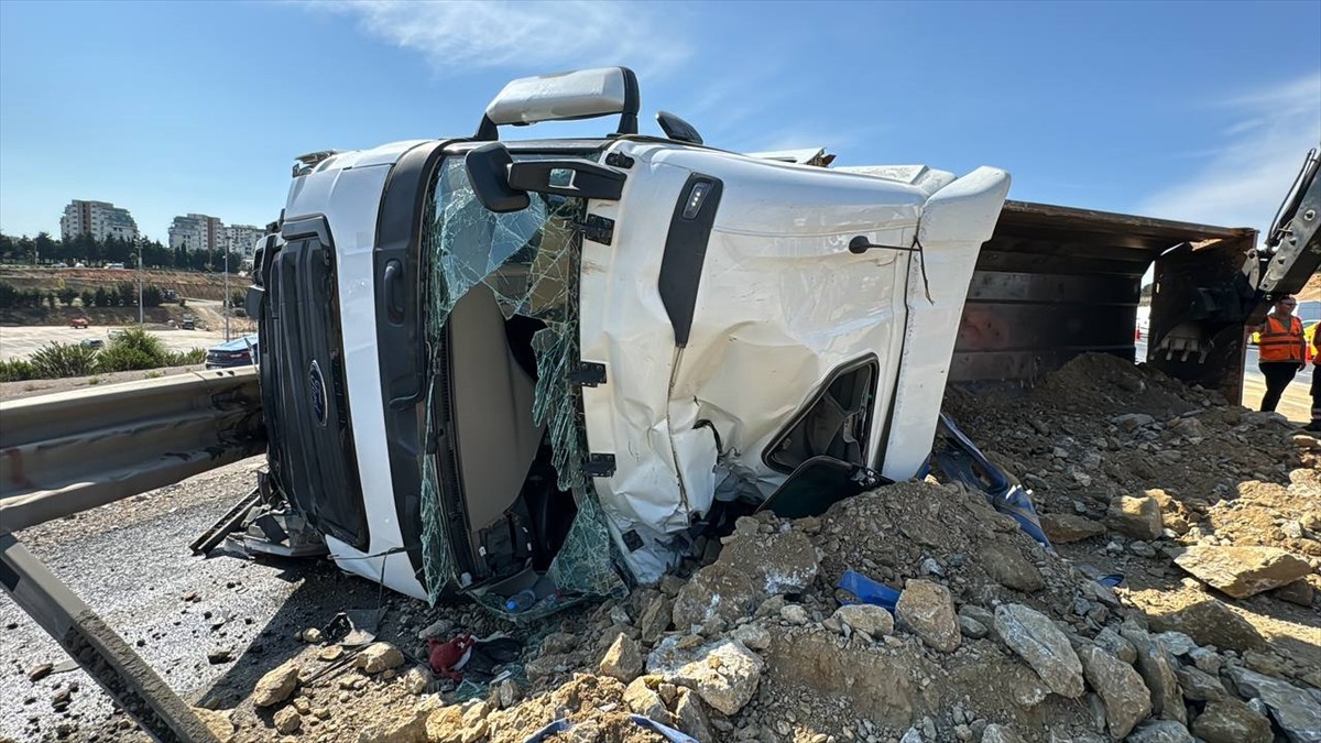 Pendik'te, devrilen hafriyat kamyonunun sürücüsü yaralandı.