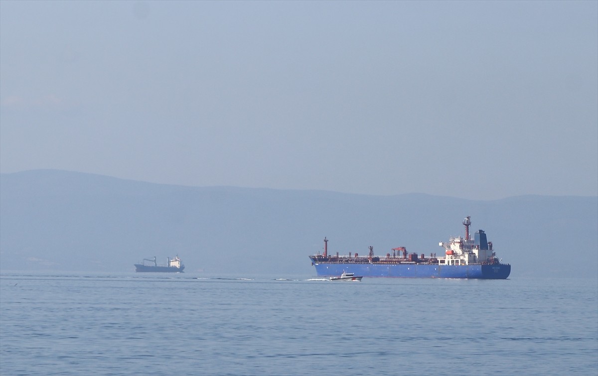 Tekirdağ'da yük gemisinden denize düştüğü sanılan Hindistan uyruklu kişinin bulunması için...