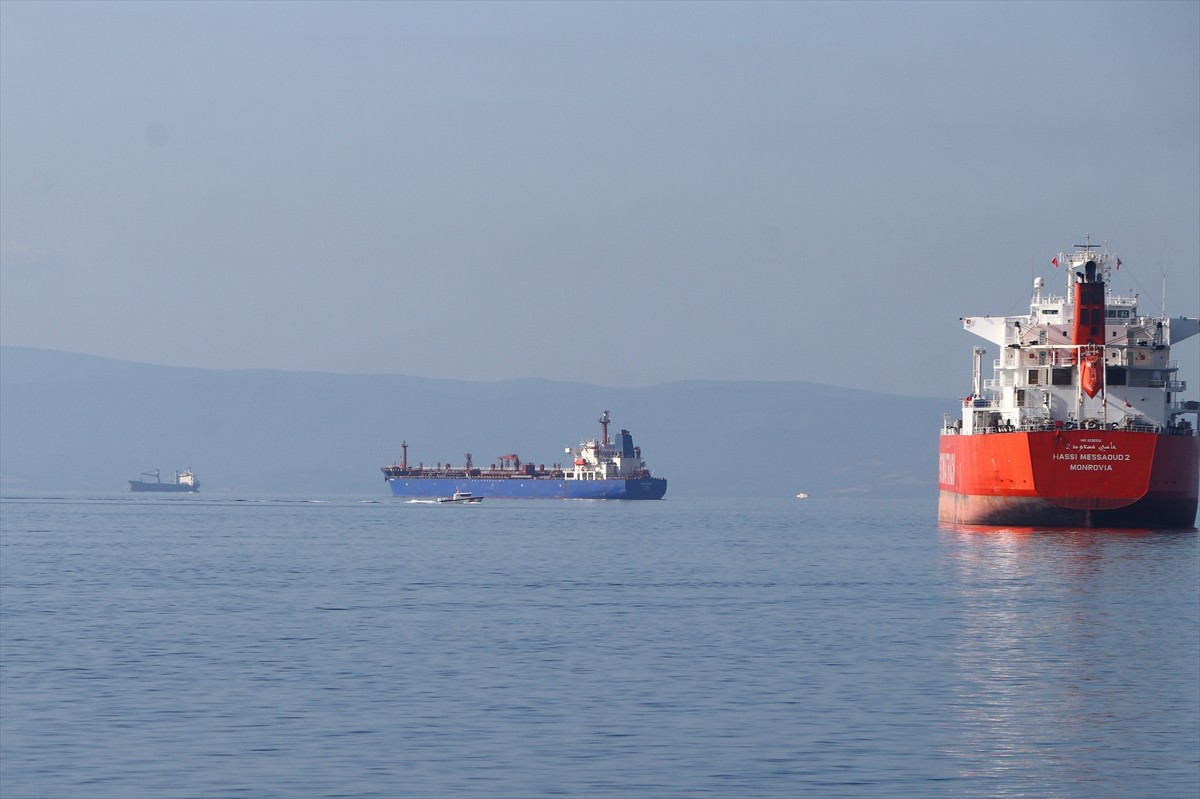 Tekirdağ'da yük gemisinden denize düştüğü sanılan Hindistan uyruklu kişinin bulunması için...