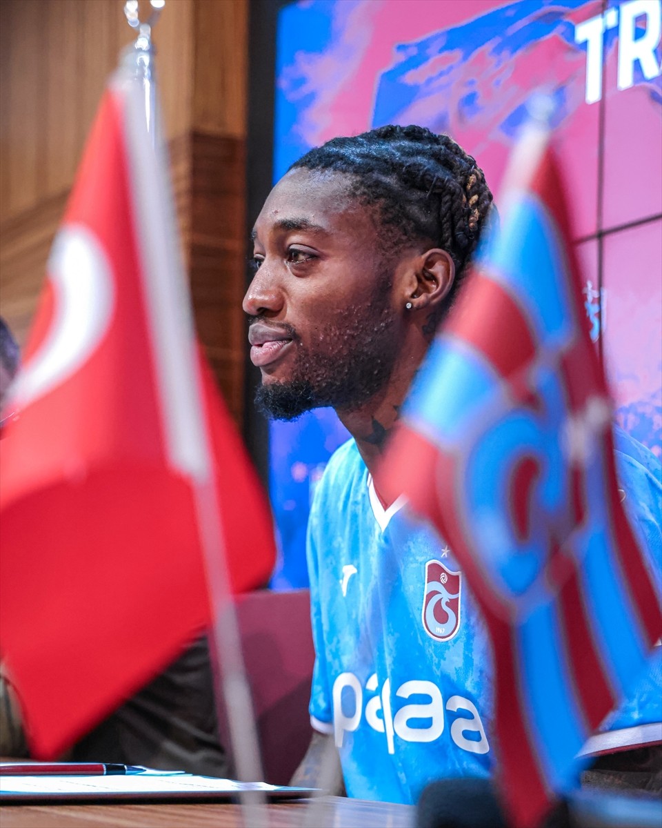 Trabzonspor Kulübü, 4+1 yıllık anlaşma sağladığı orta saha oyuncusu Muhammed Cham (sağda) için...