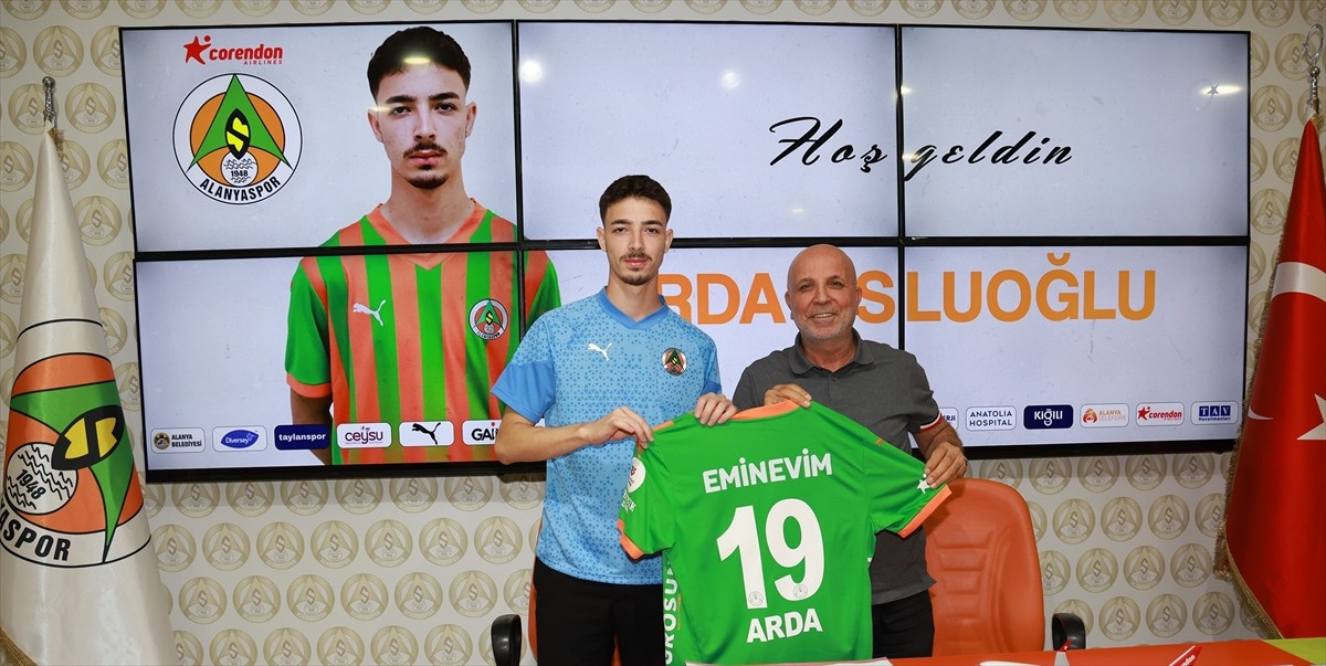 Trendyol Süper Lig ekiplerinden Corendon Alanyaspor, Bucaspor 1928'in santrafor oyuncusu Arda...