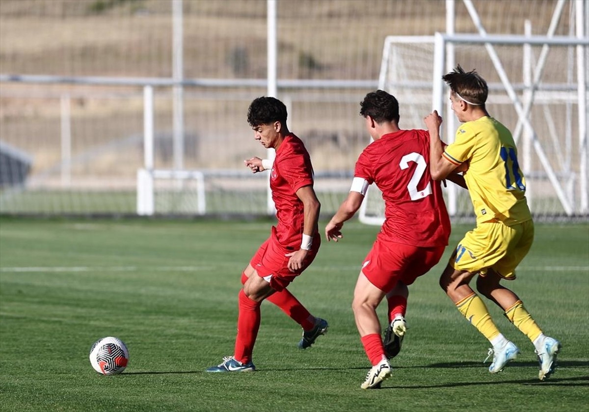 16 Yaş Altı Futbol Milli Takımı, Erciyes Yüksek İrtifa Futbol Turnuvası'ndaki ilk maçında...