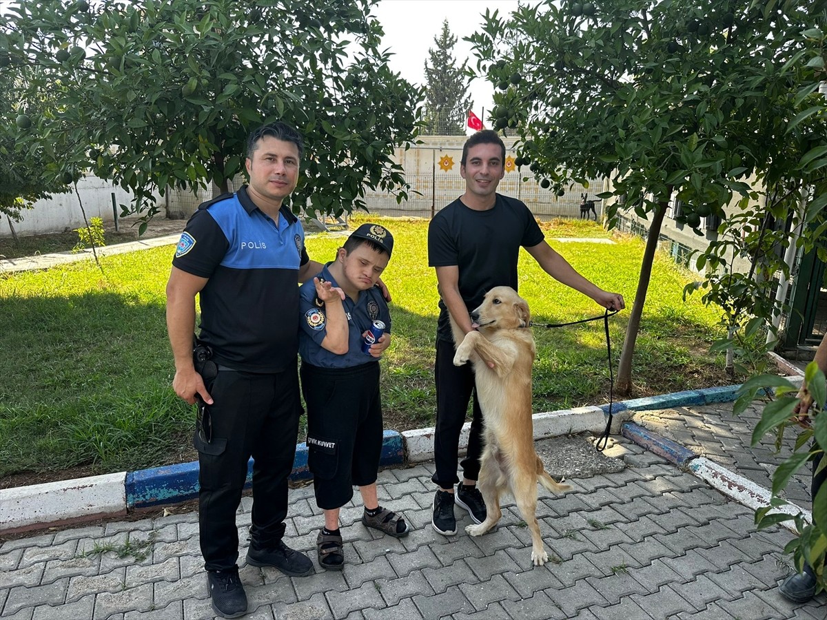 Adana'da 22 yaşındaki down sendromlu Enes Karayel, bir günlüğüne polis oldu. Polis üniformalarını...