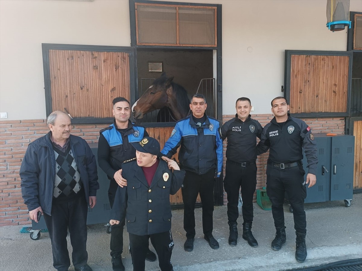 Adana'da 22 yaşındaki down sendromlu Enes Karayel, bir günlüğüne polis oldu. Polis üniformalarını...