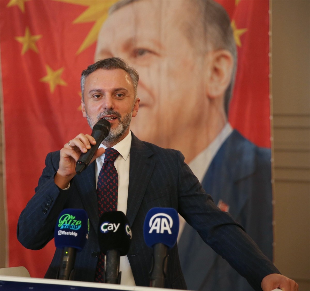 AK Parti Genel Başkan Yardımcısı Erkan Kandemir (sağ 6), AK Parti Rize İl Başkanlığınca bir düğün...