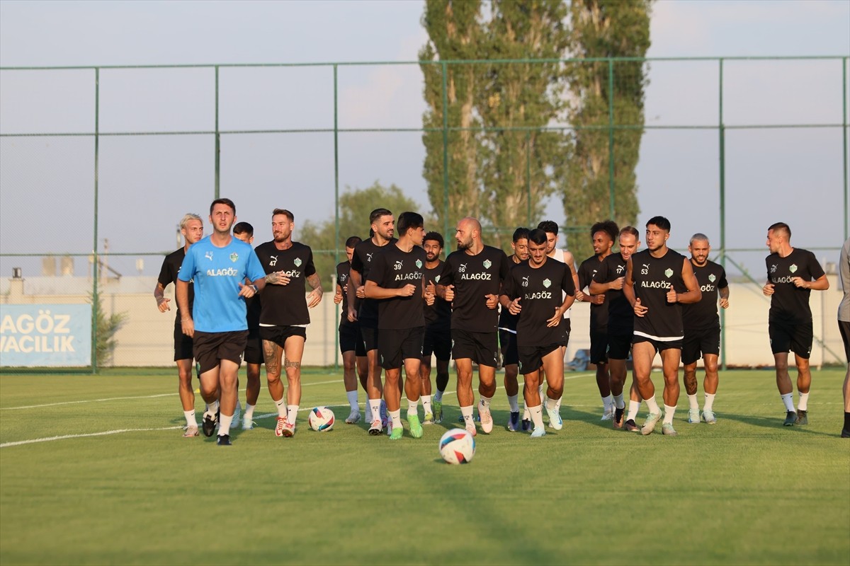 Alagöz Holding Iğdır Futbol Kulübü, Esenler Erokspor'u yenip liderliğini sürdürmek istiyor. Iğdır...