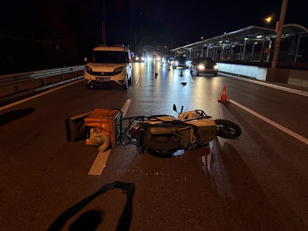 Bursa'nın Osmangazi ilçesinde sürücüsünün kontrolünden çıkıp bariyerlere çarpan motokurye yaşamını...