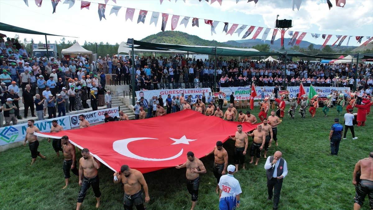 Çorum'un Osmancık ilçesinde Pırlanta Pirinç Kültür ve Sanat Festivali kapsamında düzenlenen Yağlı...