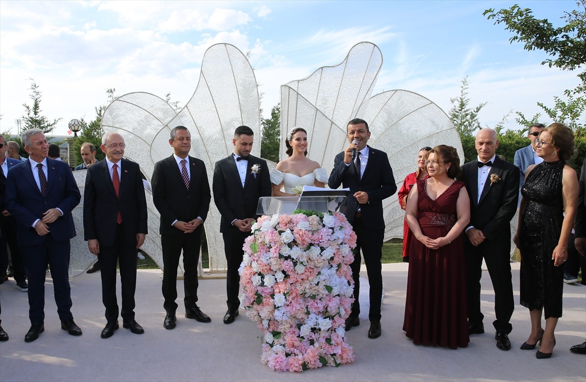 Denizli'nin Merkezefendi ilçesindeki Pamukkale Sağlık Eğitim Vakfı'nda düzenlenen nikah törenine...