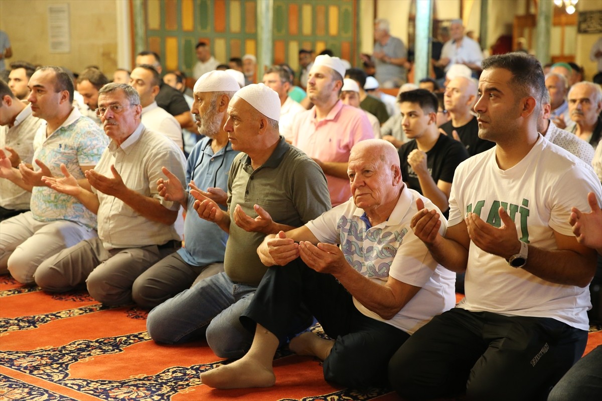 Edirne Eski Cami'de Mevlit Kandili dolayısıyla program düzenlendi. Kandil programında Kur'an-ı...