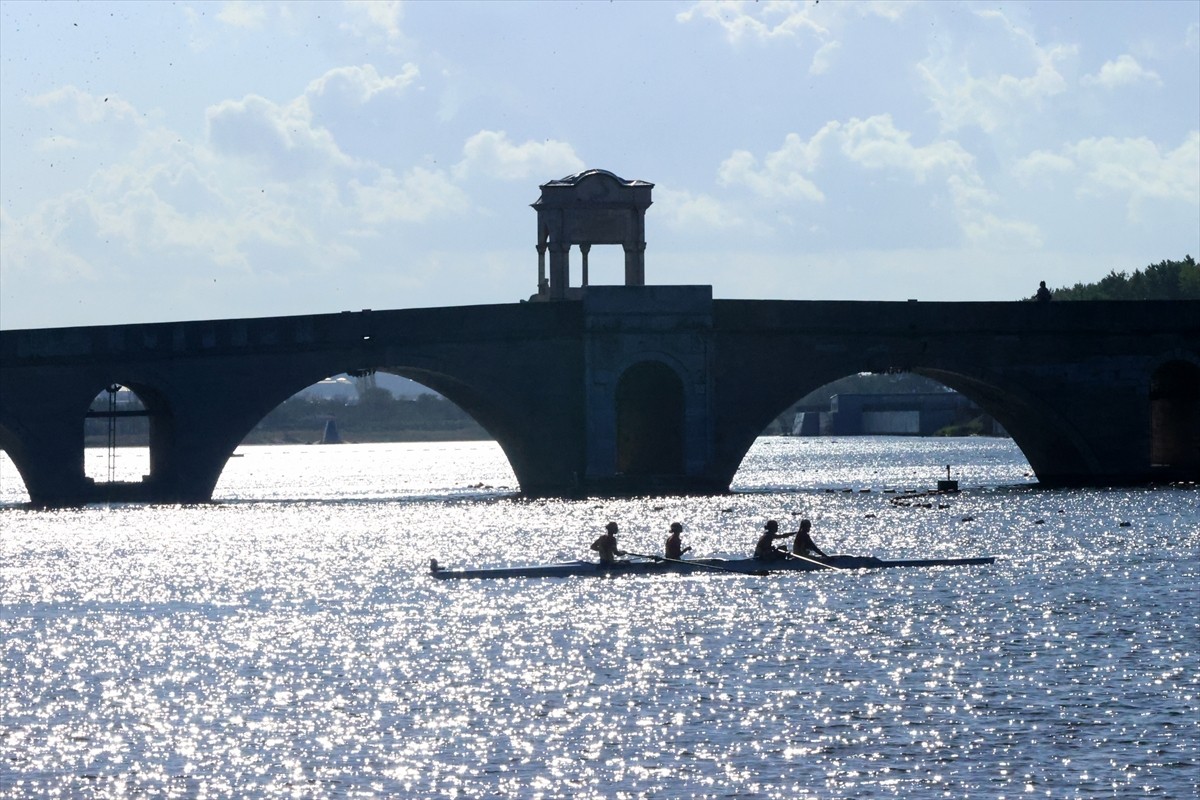 Edirne'de Meriç Nehri'nde oluşturulan parkurda düzenlenen Balkan Kürek Şampiyonası'nın ilk gün...