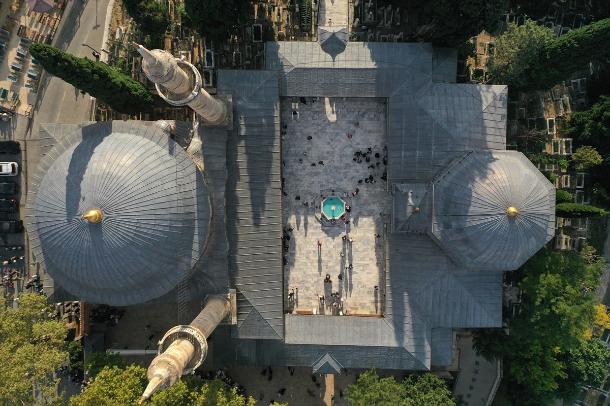 Emir Sultan Türbesi'nin yenilenen sanduka örtüsü, Mevlid Kandili'nde dualarla yerine serildi.