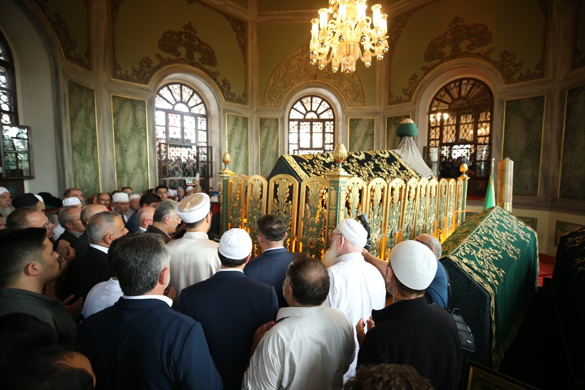 Emir Sultan Türbesi'nin yenilenen sanduka örtüsü, Mevlid Kandili'nde dualarla yerine serildi.