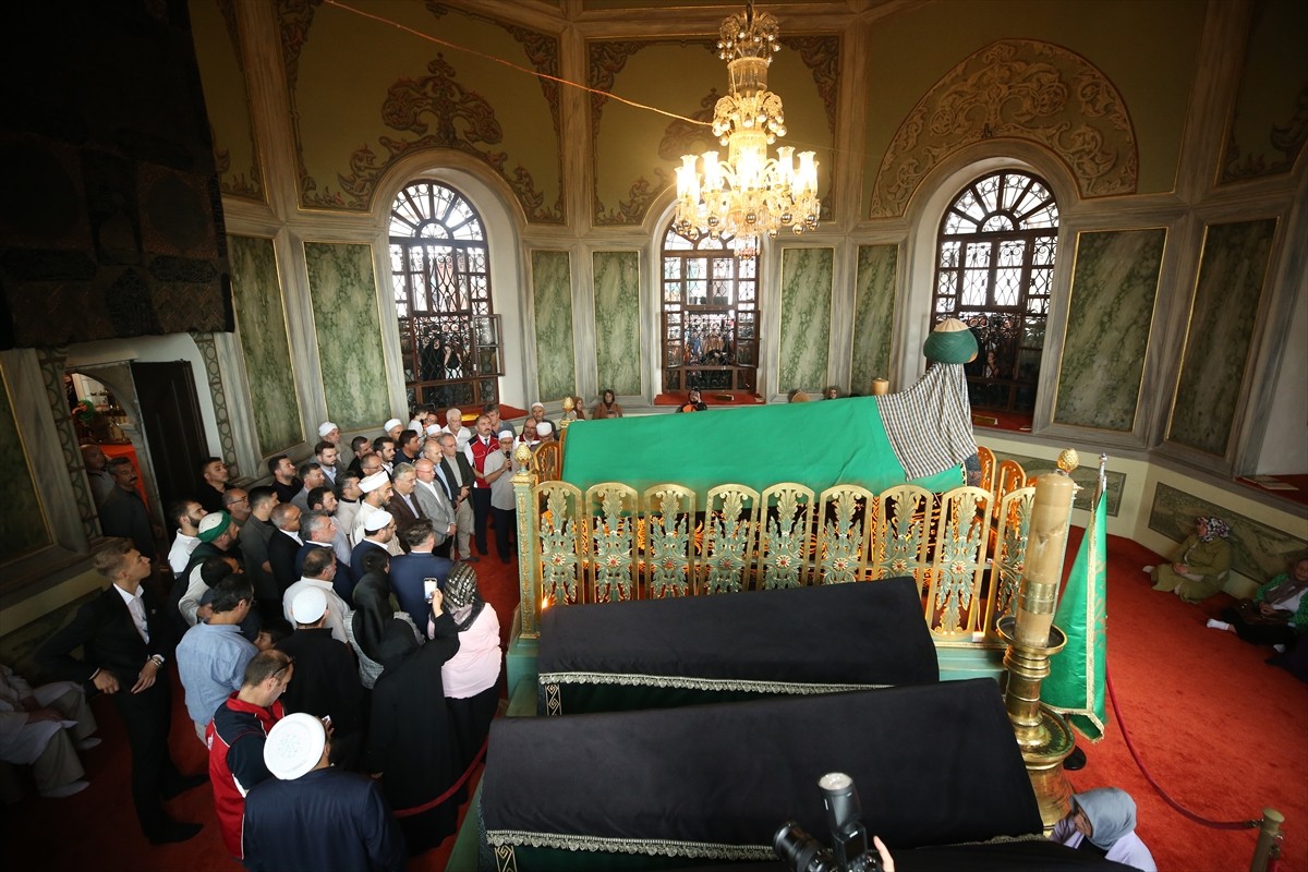 Emir Sultan Türbesi'nin yenilenen sanduka örtüsü, Mevlid Kandili'nde dualarla yerine serildi.