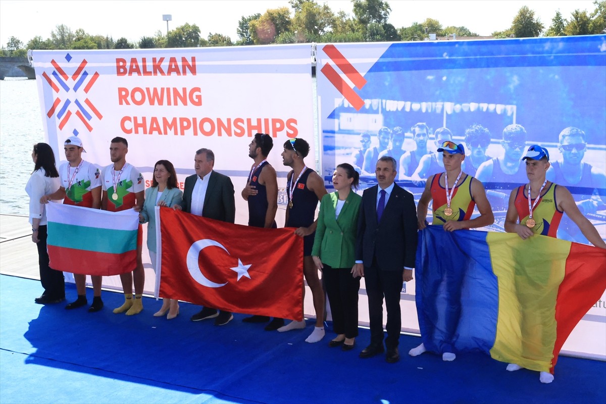 Gençlik ve Spor Bakanı Osman Aşkın Bak, Balkan Kürek Şampiyonası'ndaki yarışları izledi. 