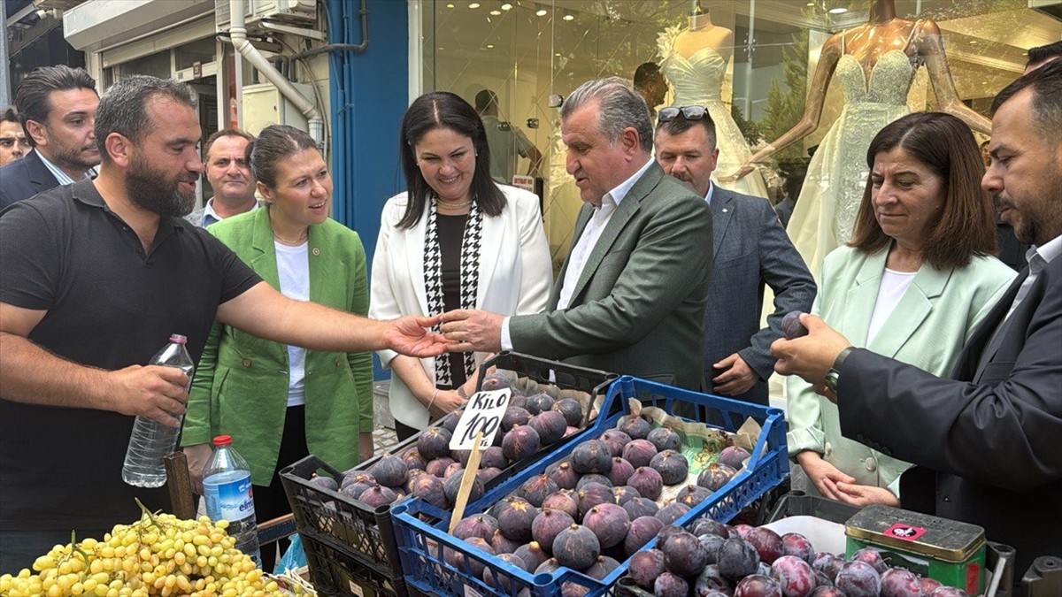 Gençlik ve Spor Bakanı Osman Aşkın Bak, Edirne Saraçlar Caddesi'nde esnaf ziyareti gerçekleştirdi....