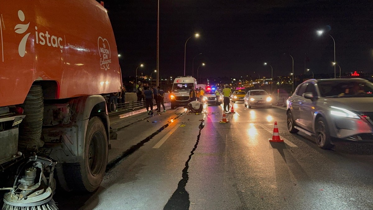 Haliç Köprüsü’nde motosikletiyle seyir halindeki sürücü, İBB’ye ait yol temizleme aracına...