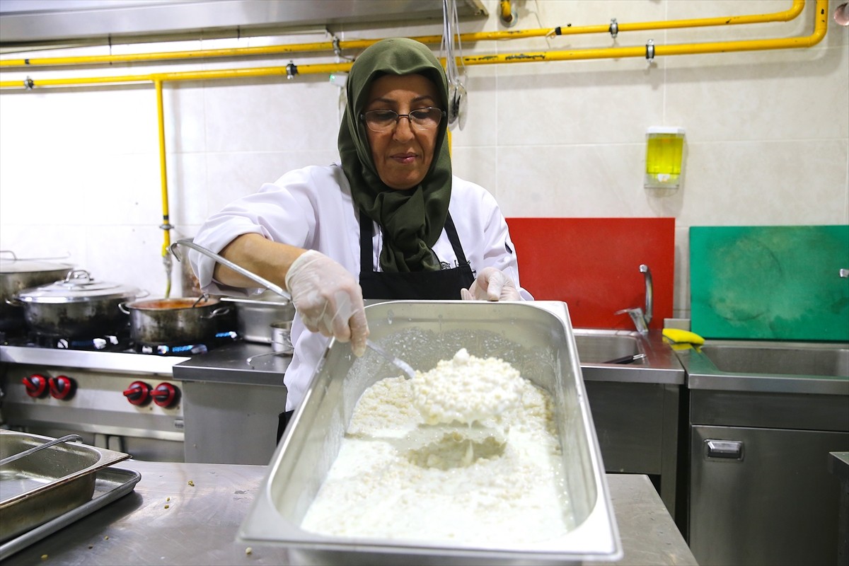 Hatay'da "mütebli" olarak bilinen soğuk buğday çorbası, geleneksel lezzetlerin tanıtıldığı Hatay...