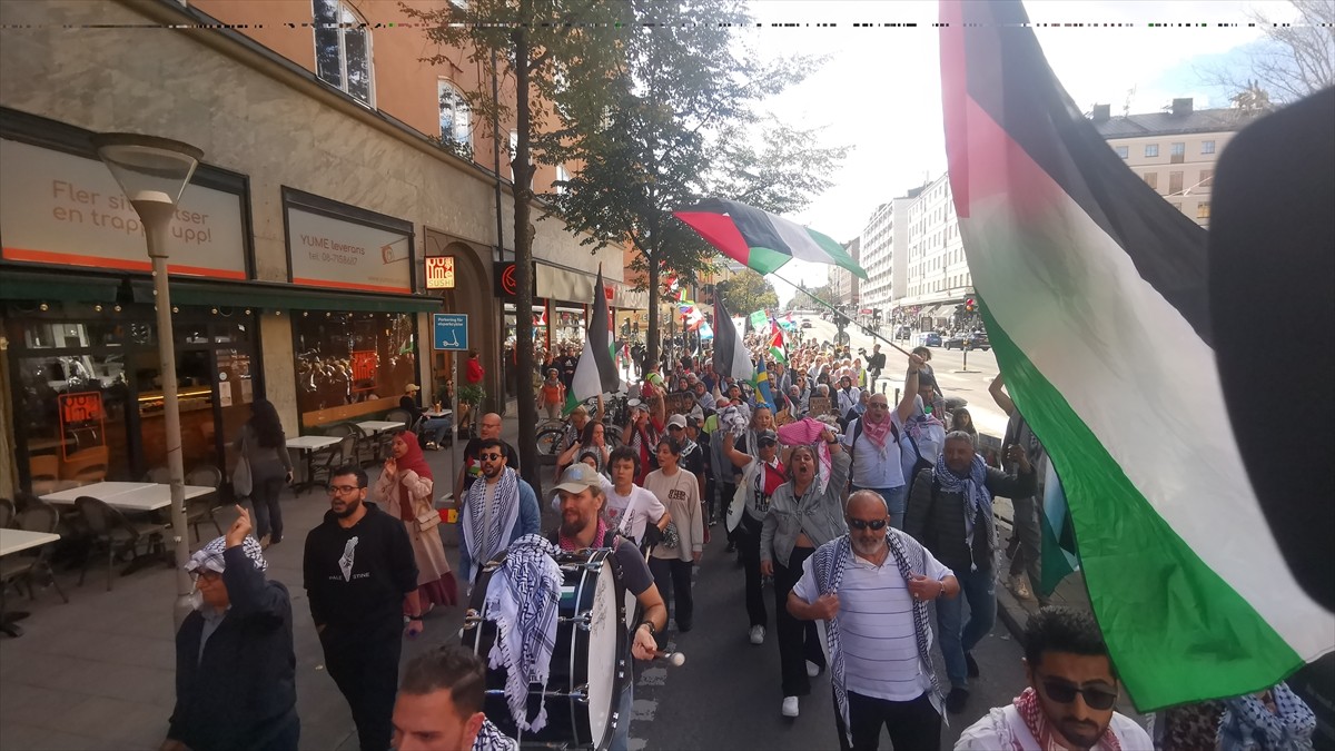  İsveç'in başkenti Stockholm'de Filistin'le dayanışma gösterisi için toplanan kalabalık, İsveç...