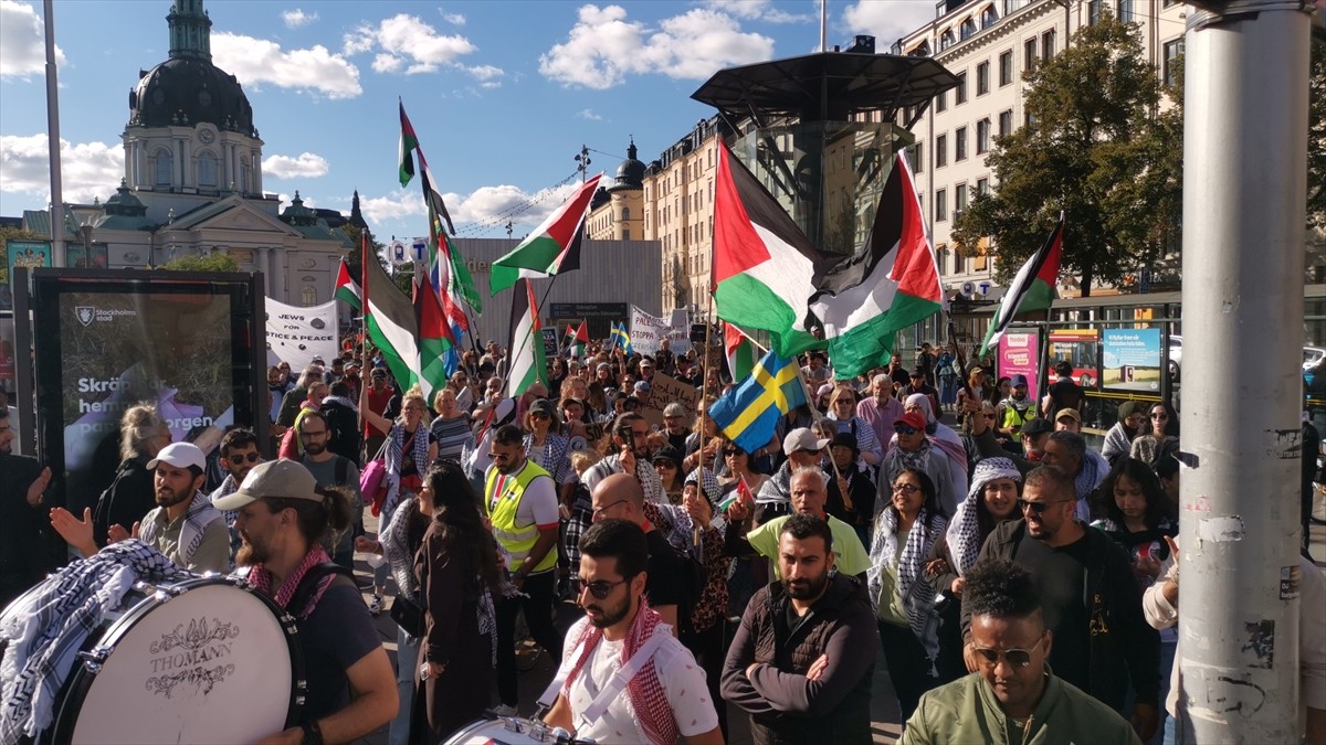  İsveç'in başkenti Stockholm'de Filistin'le dayanışma gösterisi için toplanan kalabalık, İsveç...