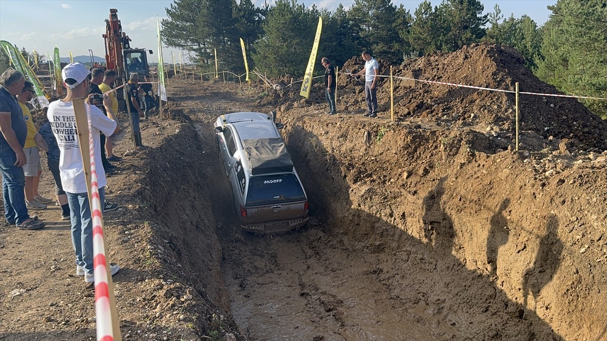 Kastamonu'da, Off-road Kamp ve Karavan Festivali kapsamında off-road araçları performans gösterisi...